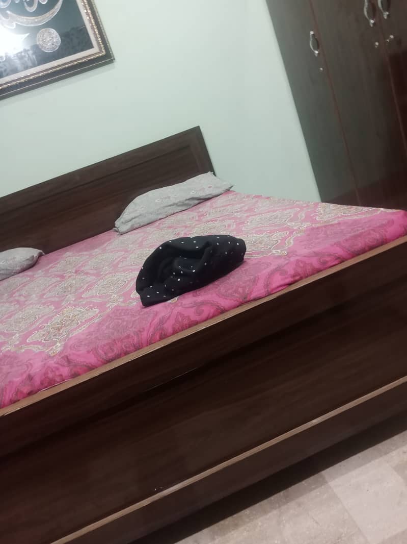 Bed Room set ||4 door Almari Or Dracing Table sath hi sath side corner 12