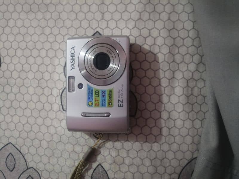 Urgent sale / yashica ez digital f10 zoom 1