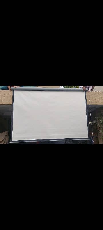 Projector Screen 10 x 8 , Motorised with remote, Mint Condition 0