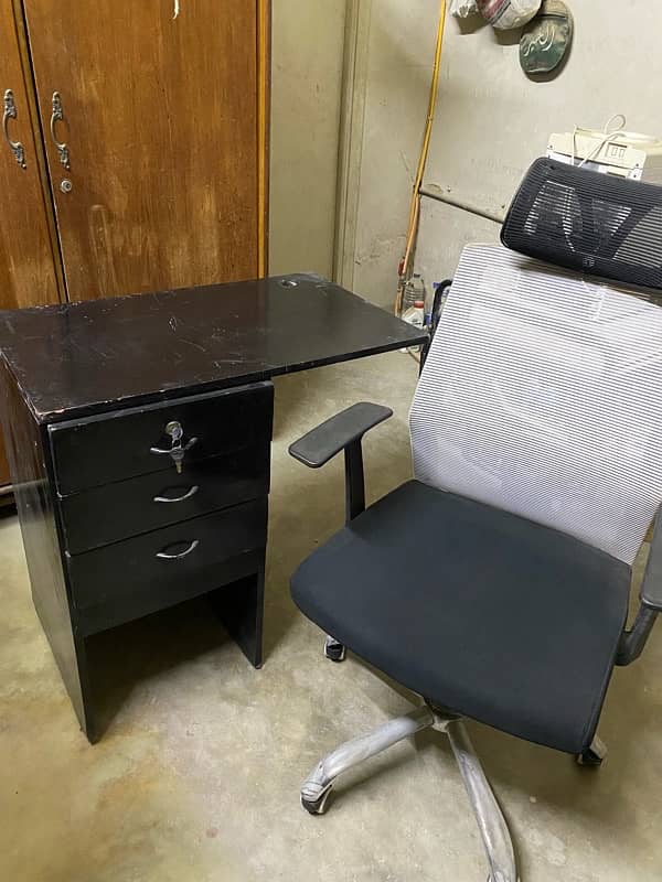 office Side Table and chair chairs 1