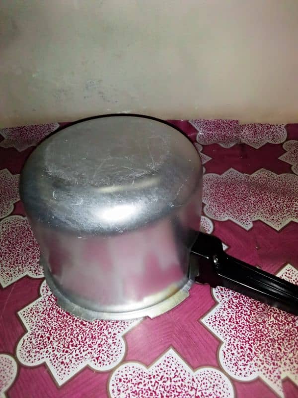 New bast condition pressure cooker 6 litter 3