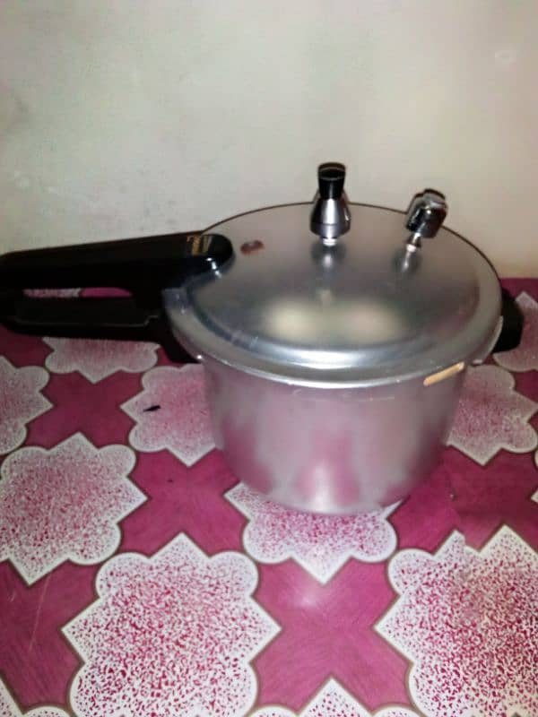 New bast condition pressure cooker 6 litter 6