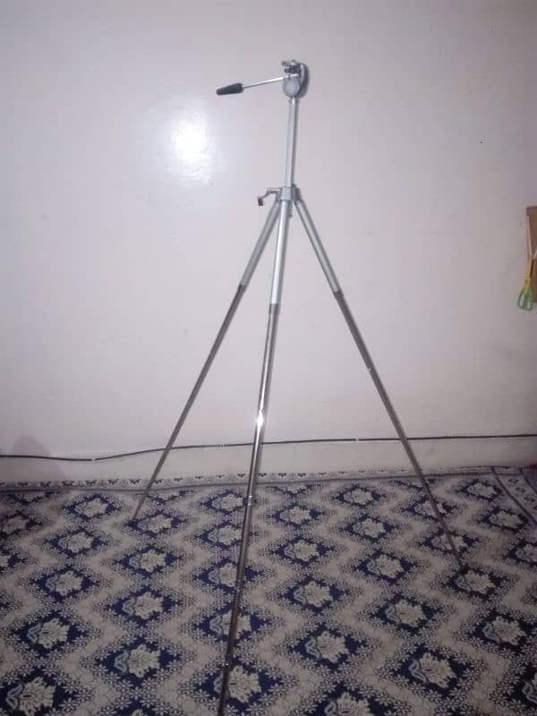 Topman tripod stand 1