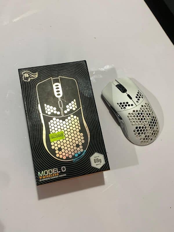 Model O wireless Matte White with box 1