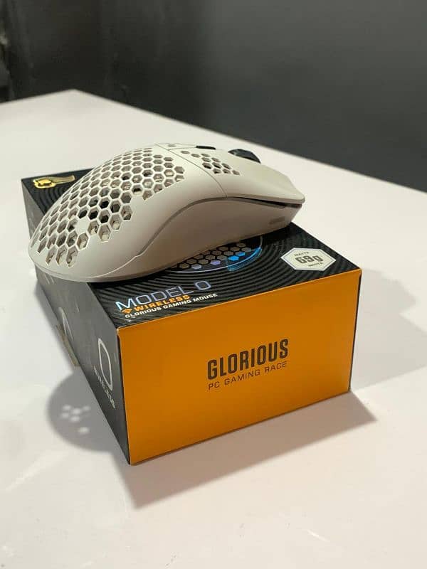 Model O wireless Matte White with box 3