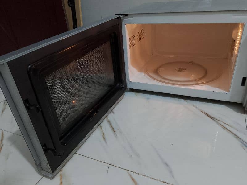 Dawlance 2 in 1 microwave oven grill cooking bhi hote h large size 2