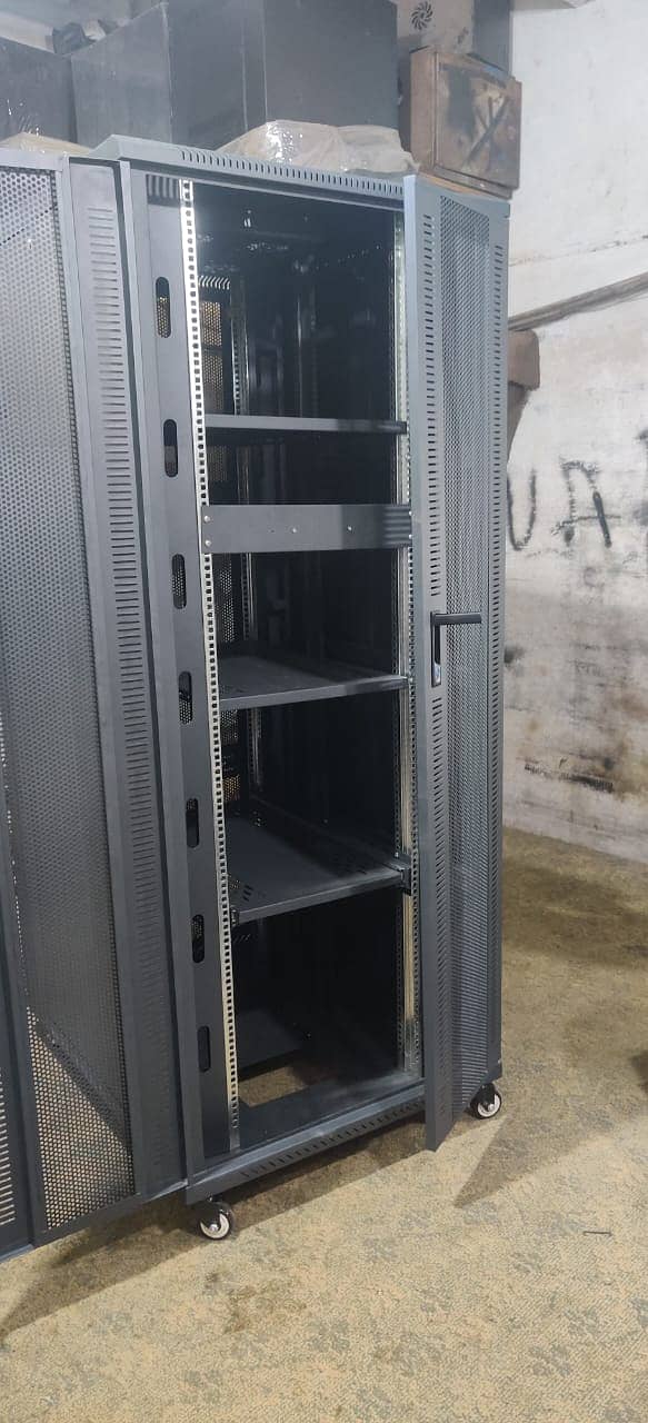 Networking Enclosures | IT racks | Data centre racks | Server racks 3