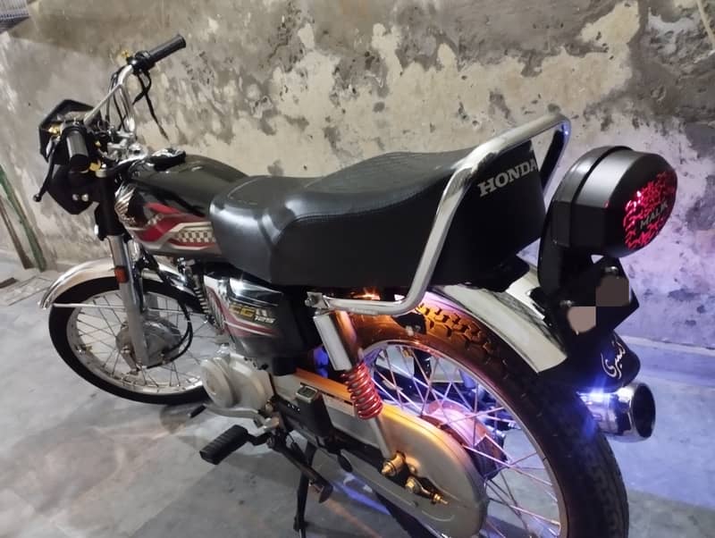 Urgent Selling !!! Honda CG 125 - 2024 - Black in Lahore 3