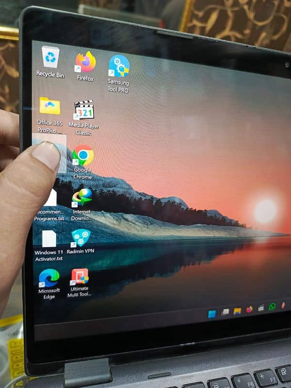 8th gen laptop with Finger and touch screen  full hd screen 5