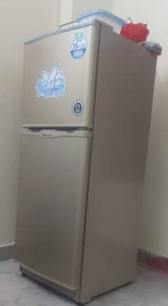 Dowlance small fridge 8ct  only 4 months  10/10 condition original gas