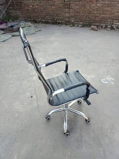 Double lever full heavy duty office chair.