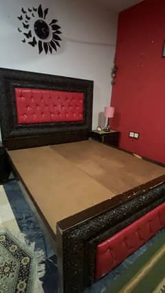 double bed/2 sides table