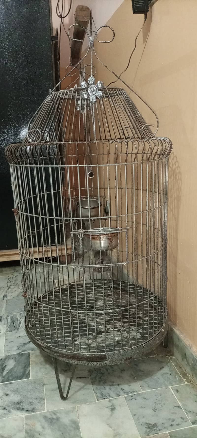 Only 1 year used cage. heavy weigh. 2