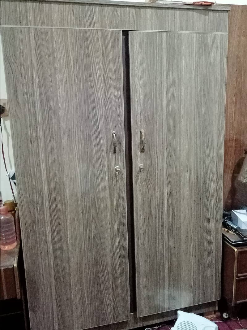 Iam selling my 2 wardrobe 0