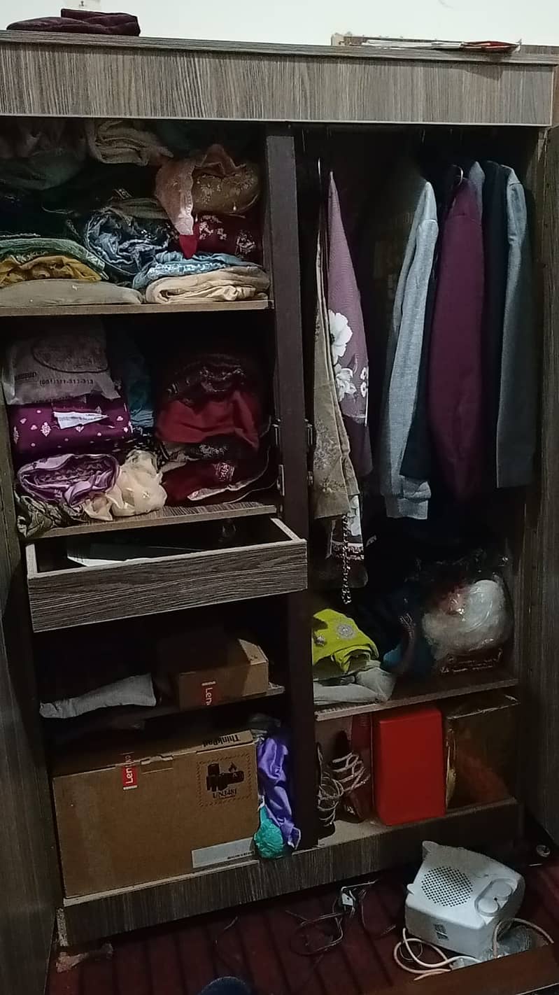 Iam selling my 2 wardrobe 1