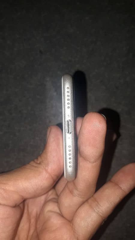 iphone SE 10/10 condition jv 3