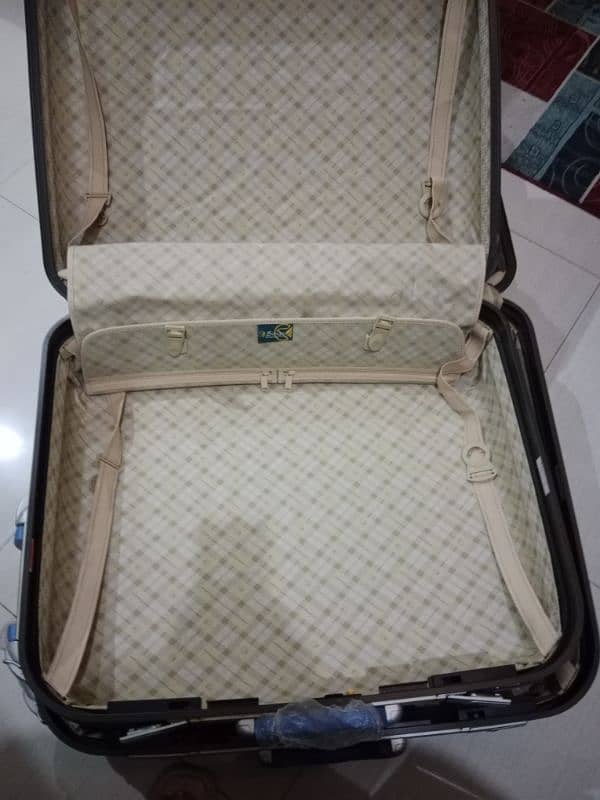 lauggag bag in mint condition 4