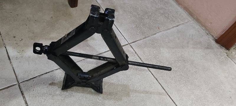 Car jack used in puncture just like new 0