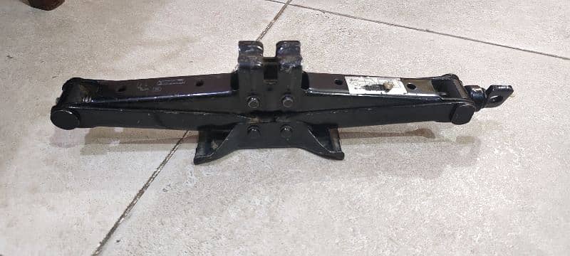 Car jack used in puncture just like new 2