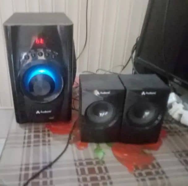 Audiounic Mega 40 2 month used 10 /10 all accessories available 0