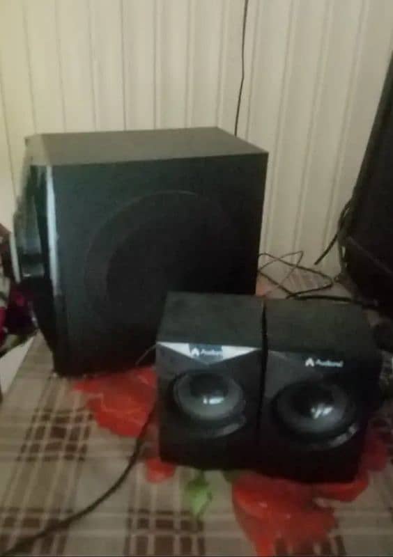 Audiounic Mega 40 2 month used 10 /10 all accessories available 1