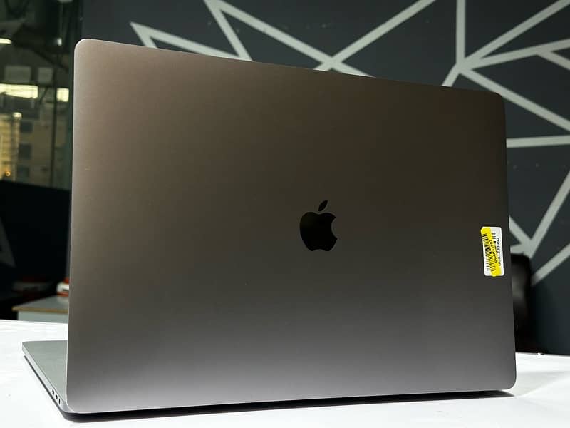 MacBook Pro  2019 16inches 1