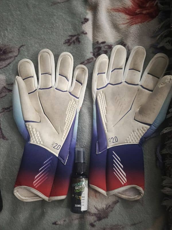 Predator 2.0 with free goalkeeper gloves glue 0