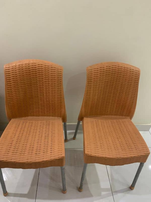 2 chairs and a table for sale 0