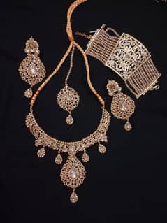 golden color jewellery set