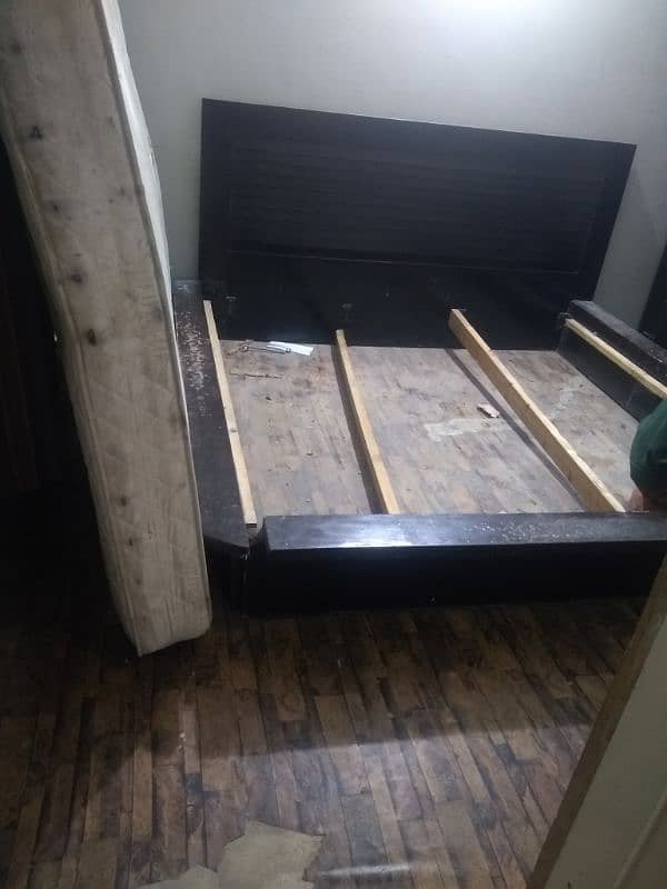 heavy wood bed. without mattress in cheap price 3