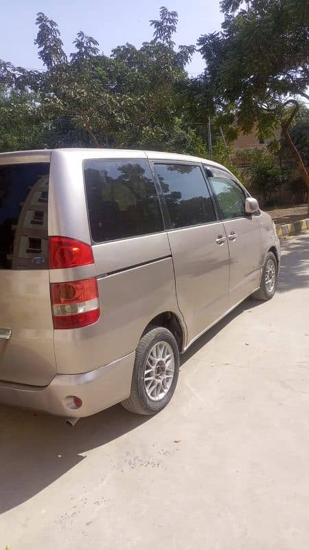 Toyota Noah 2004 3