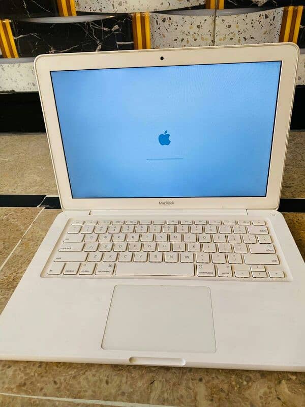 MACBOOK 2009 3