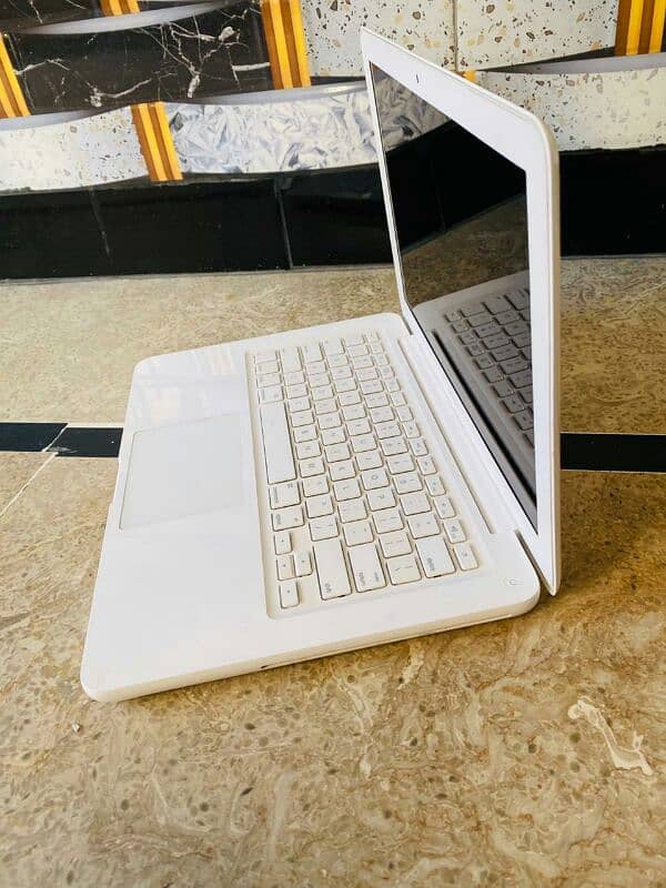 MACBOOK 2009 4