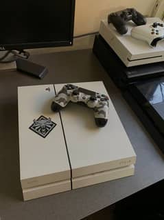 PS4 Glacier White with Controller