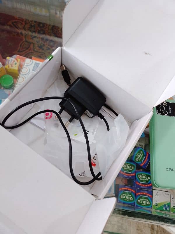 Box and charger b saat Hain 3