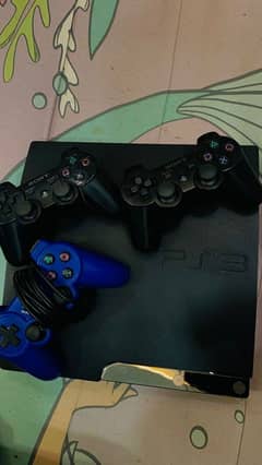 PLAY STATION 3 SLIM 500GB WITH 3 CONTROLLERS AND A SET OF GAMES