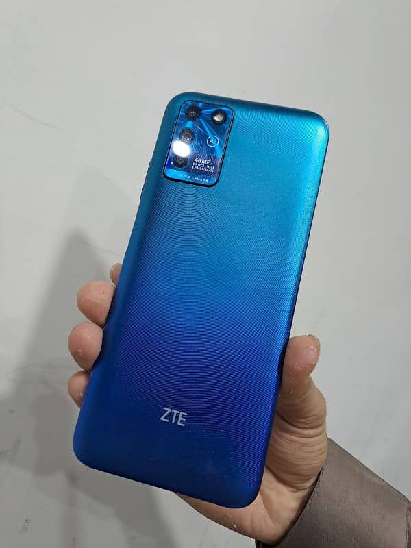 ZTE BLADE V30 1