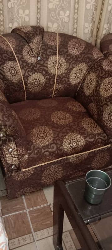 5sitter sofa set solid build urgent sale due to posting 2