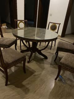 Round dining table