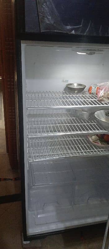 downce large size fridge good condition 0