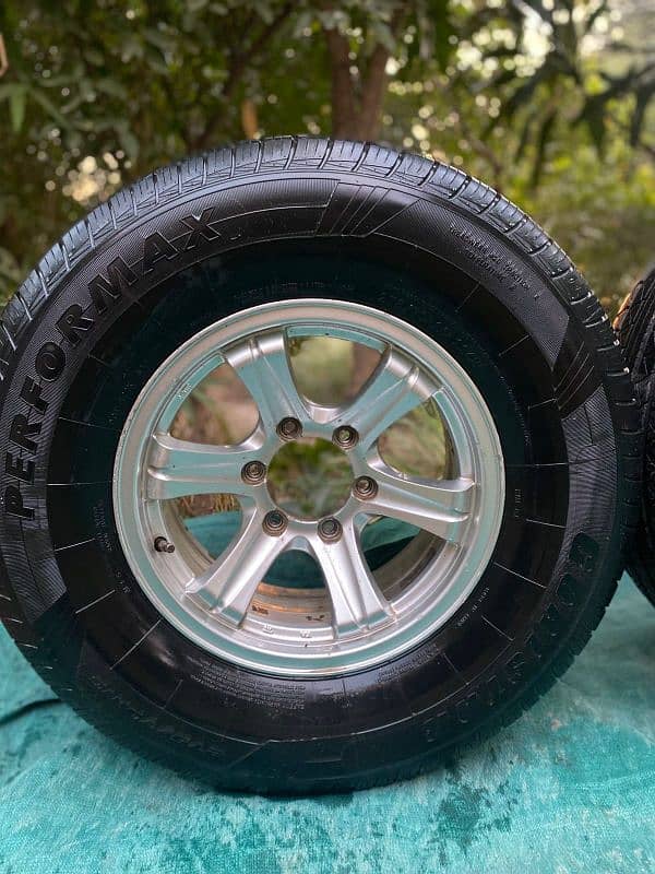 Jeep Tyres and rims 275/70R16 for sale 0