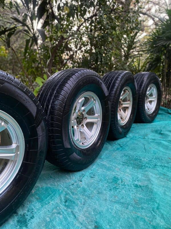 Jeep Tyres and rims 275/70R16 for sale 2