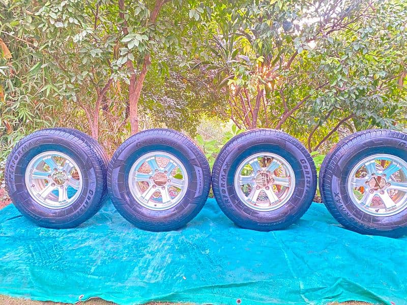 Jeep Tyres and rims 275/70R16 for sale 3