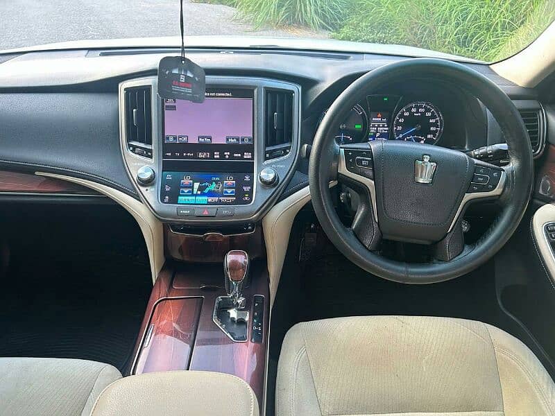 Toyota Crown 2014 Royal Saloon G 8