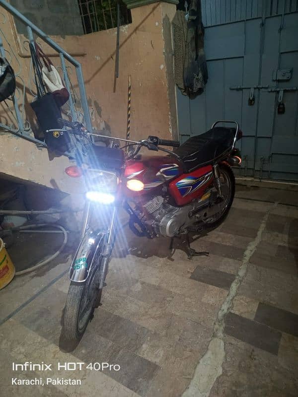 my 125 motorcycle for sale looking new my name Karachi number 0