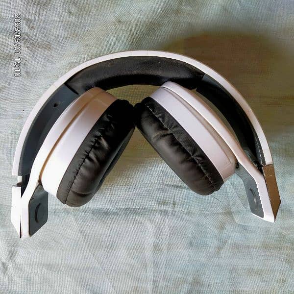 Folding Wired HEADPHONES 2