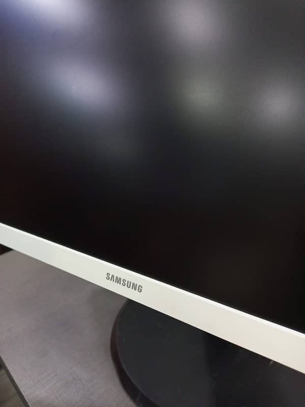 Samsung S24H851QFN 24 inch with 2560x1440 resolution 9