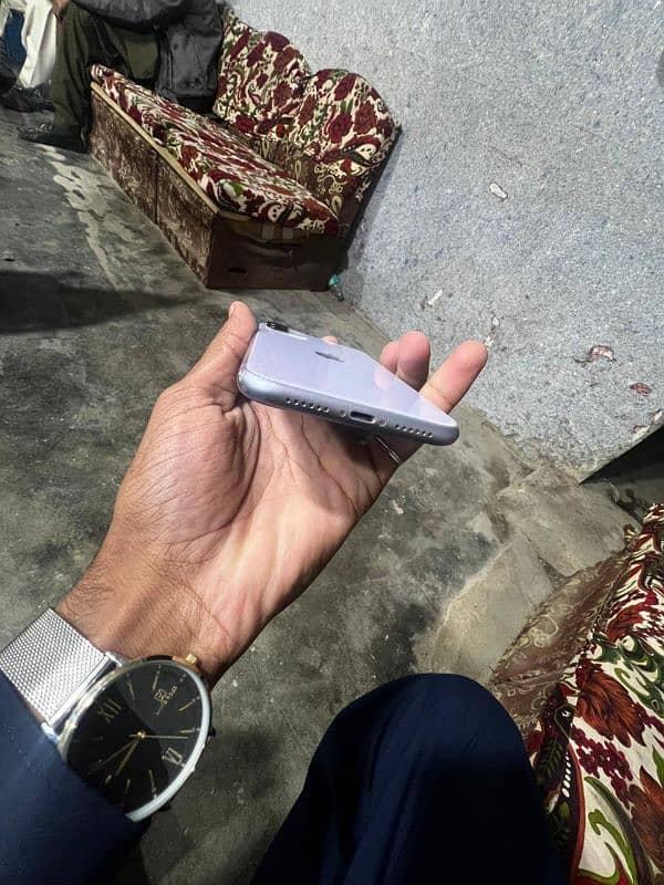 aoa iphone 11 64gb exng ho jay gya 2