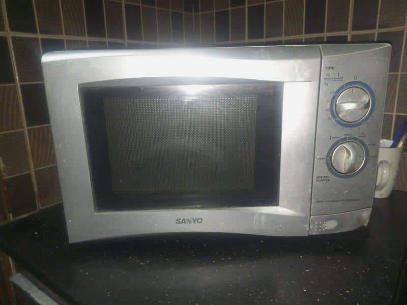 used microwave oven but looks like new Sanyo company 1