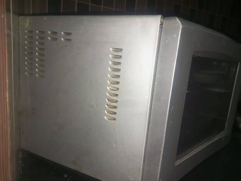 used microwave oven but looks like new Sanyo company 2